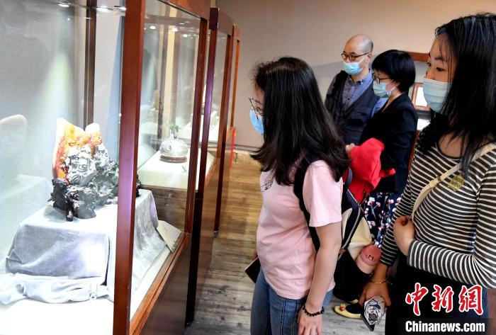 观众观看由福建省工艺美术大师刘丹明创作的高山石雕作品《远方的家》。　记者刘可耕 摄