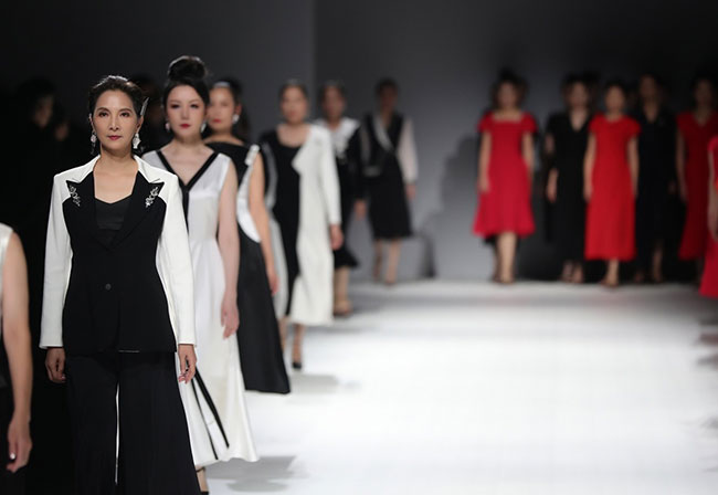 瑞驰时尚俱乐部携40余名中老年模特闪耀上海时装周