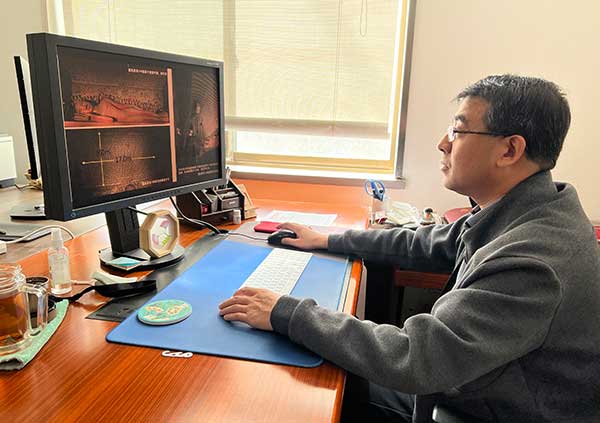 12敦煌研究院文物数字化研究所副所长-丁晓宏-在做数字化采集和图像处理.jpg