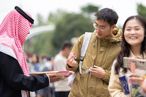 “沙特小镇”空降上海首日人气爆棚！沉浸式感受沙特地道生活，精彩体验抢先看