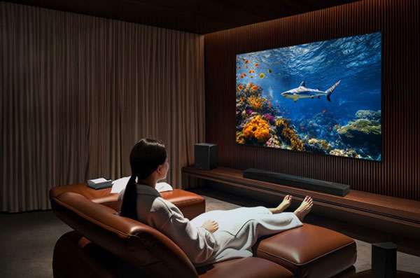 反向旅游躺酒店：科技让客房变“疗愈充电站”