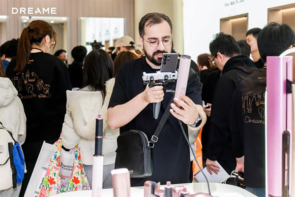 展台现场大排长龙，头部媒体争相报道，追觅个护成2026AWE“顶流”