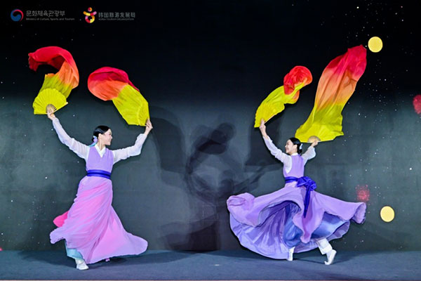 “中韩同航 共筑匠心”2026赴韩旅游交流盛典在青岛举行 聚焦行业新趋势,共绘中韩旅游合作新蓝图 “中韩同航 共筑匠心”2026赴韩旅游交流盛典在青岛举行 聚焦行业新趋势,共绘中韩旅游合作新蓝图